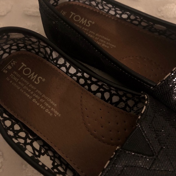 LIKE NEW TOMS | Black Glittered Toms Slip-on Shoes - Picture 2 of 6